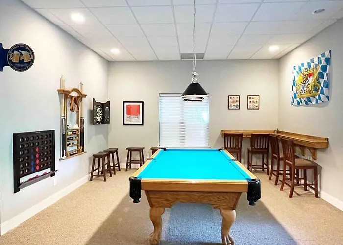 Peaceful Treetop Escape! Pool Table, Grill, Games, Sleeps 10!