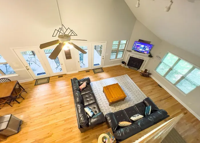 Peaceful Treetop Escape! Pool Table, Grill, Games, Sleeps 10!