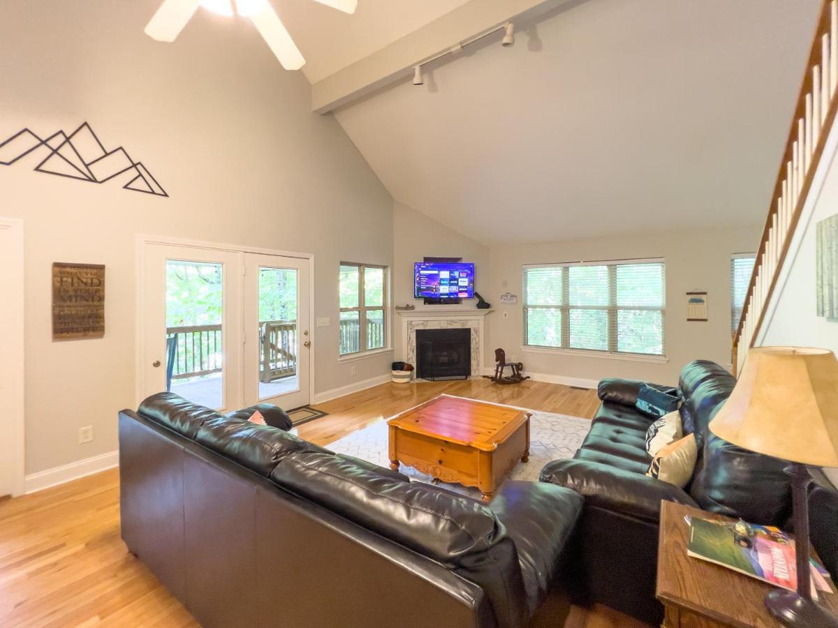Peaceful Treetop Escape! Pool Table, Grill, Games, Sleeps 10! Hébergement de vacances *