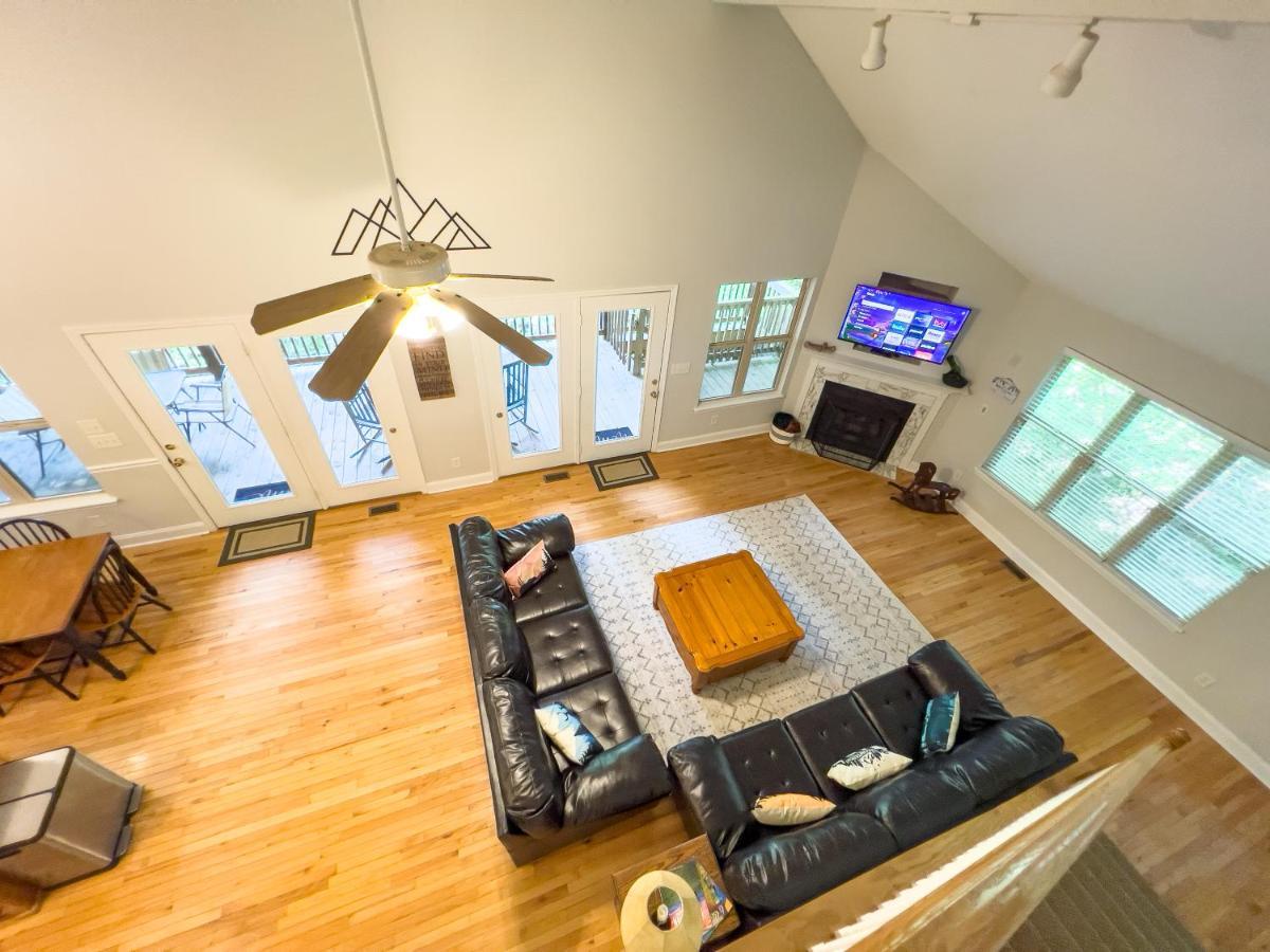 Peaceful Treetop Escape! Pool Table, Grill, Games, Sleeps 10! Hébergement de vacances *