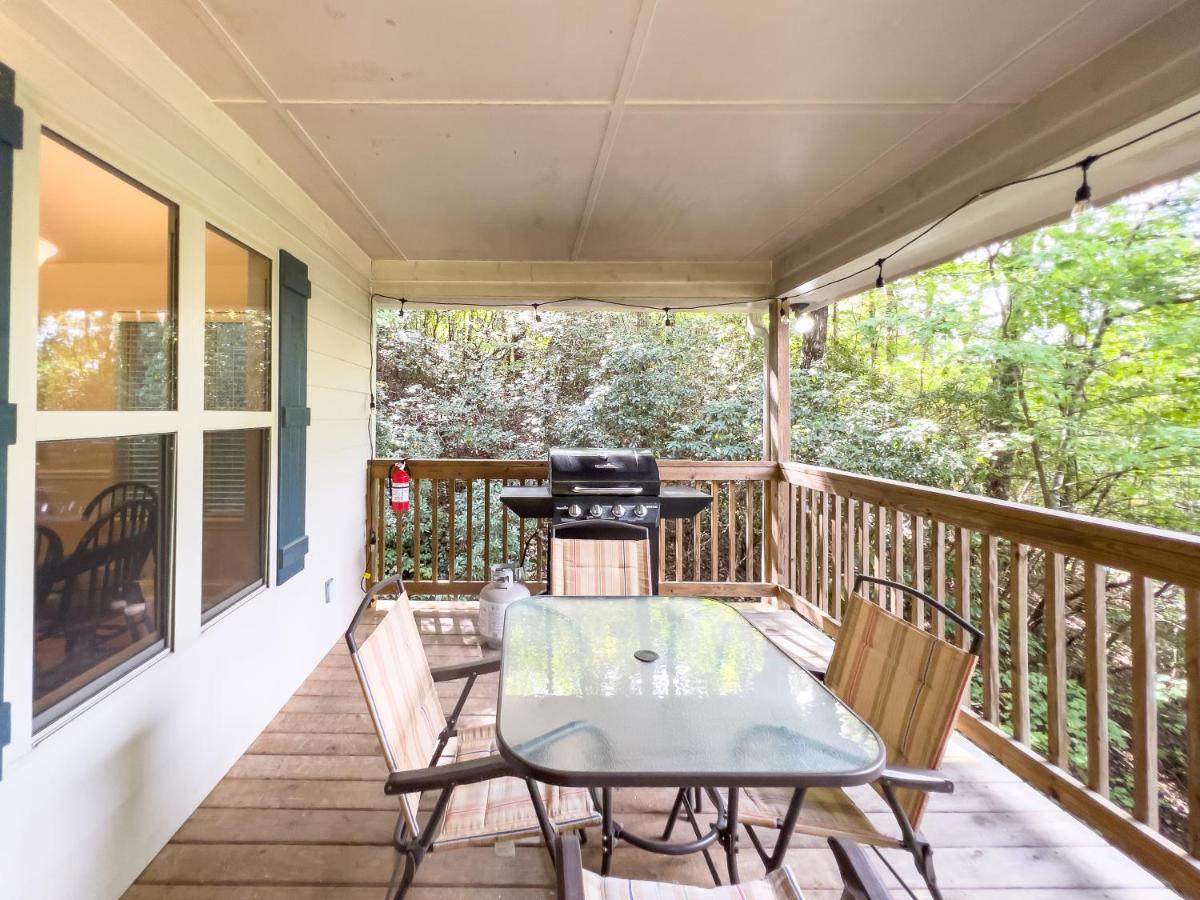 Hébergement de vacances Peaceful Treetop Escape! Pool Table, Grill, Games, Sleeps 10!