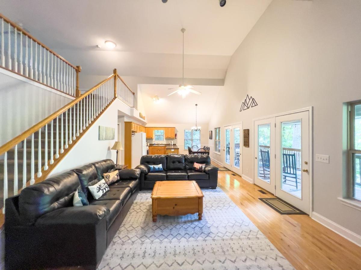 Hébergement de vacances Peaceful Treetop Escape! Pool Table, Grill, Games, Sleeps 10! *