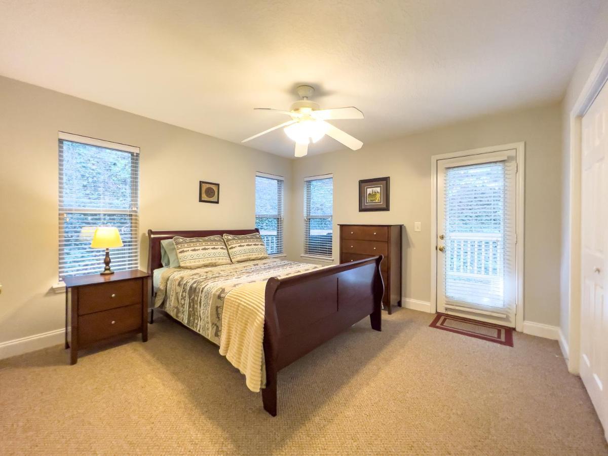 Peaceful Treetop Escape! Pool Table, Grill, Games, Sleeps 10! *