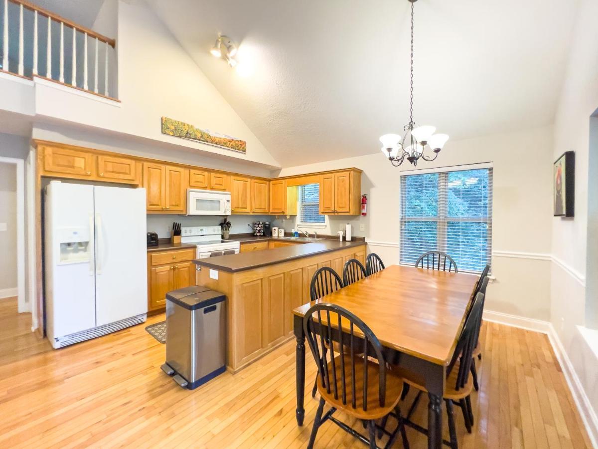 Hébergement de vacances Peaceful Treetop Escape! Pool Table, Grill, Games, Sleeps 10!