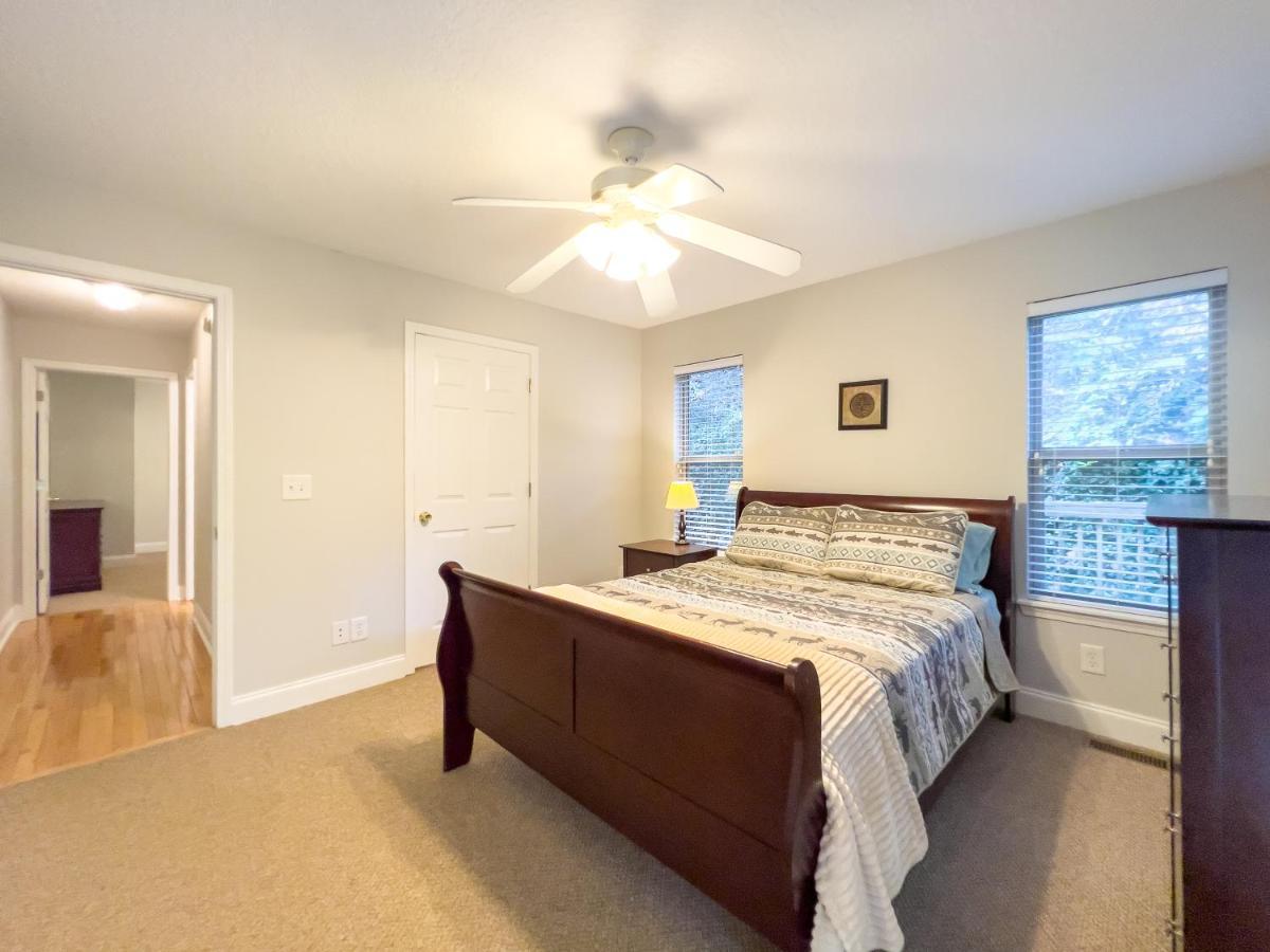 Peaceful Treetop Escape! Pool Table, Grill, Games, Sleeps 10! Hébergement de vacances *