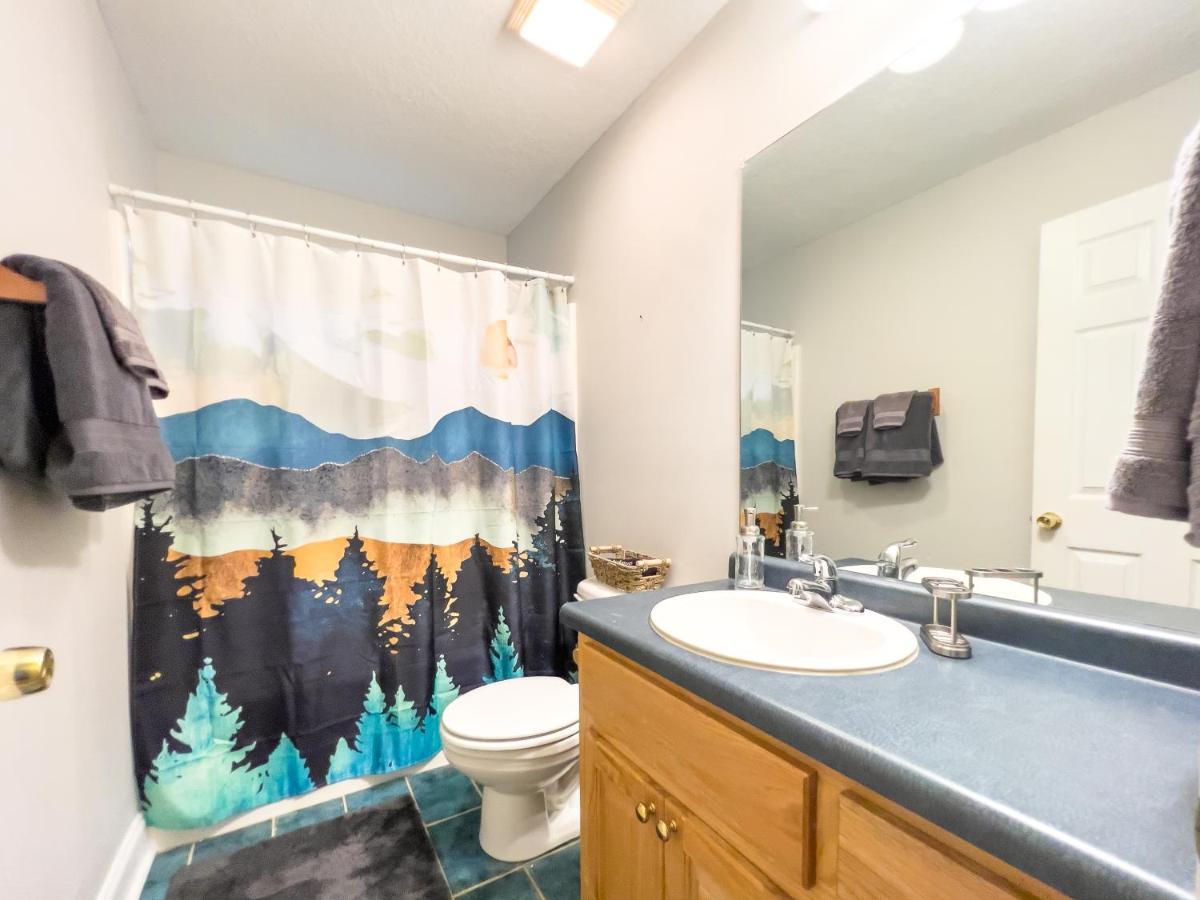 Peaceful Treetop Escape! Pool Table, Grill, Games, Sleeps 10! Hébergement de vacances