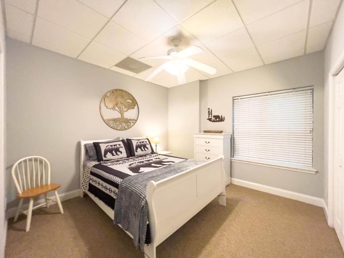 Peaceful Treetop Escape! Pool Table, Grill, Games, Sleeps 10! Hébergement de vacances *